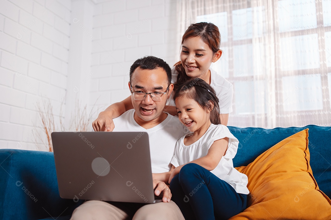 Pais de família planejando seguro para filha pelo computador laptop