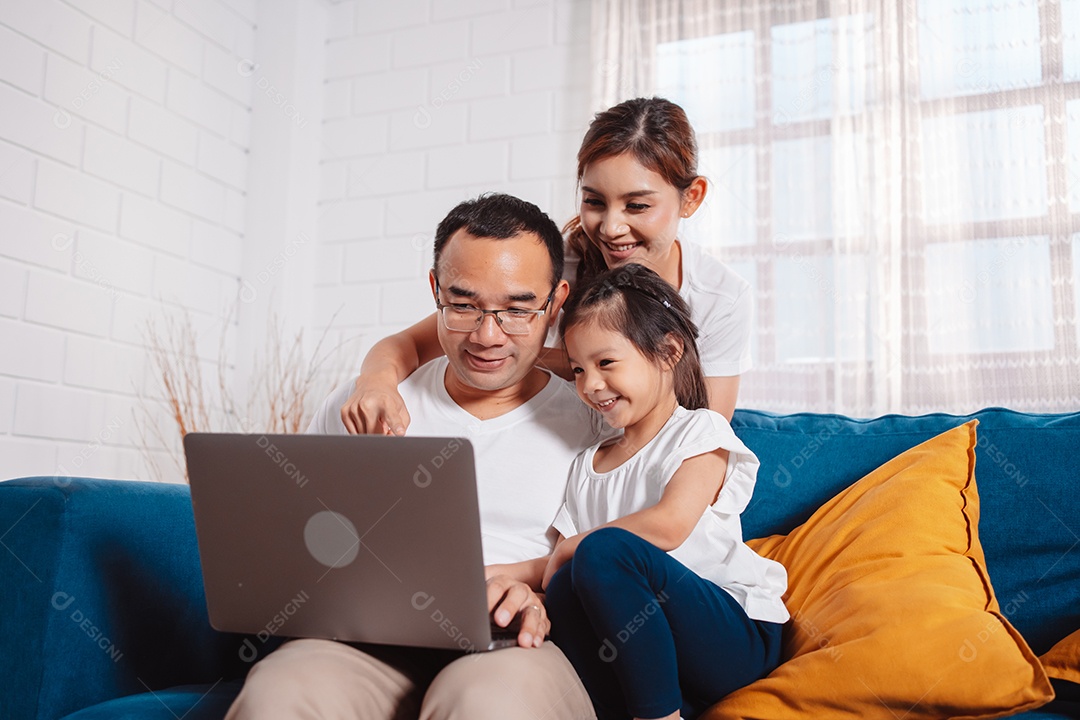 Pais de família planejando seguro para filha pelo computador laptop