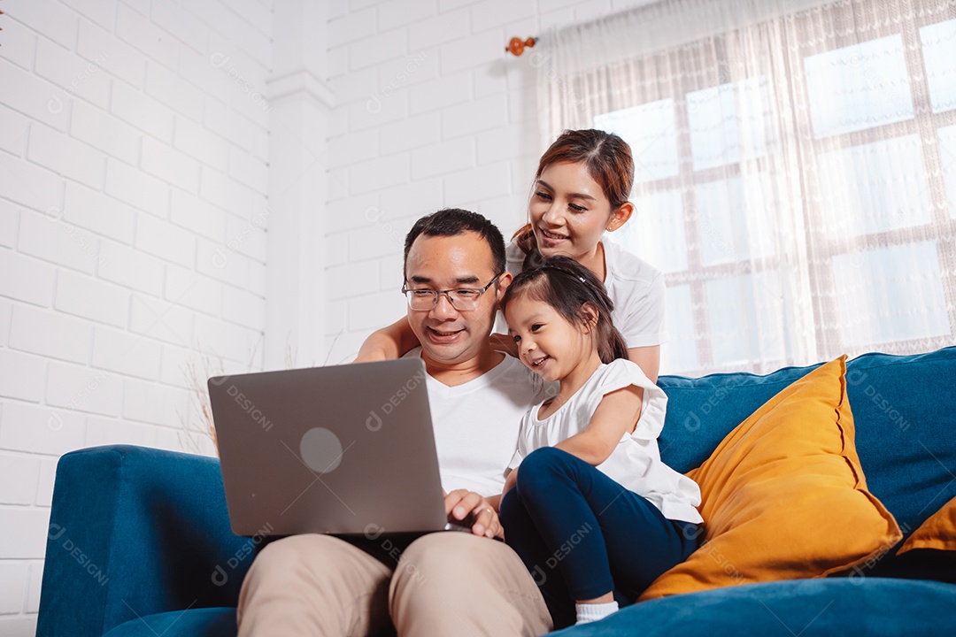 Pais de família planejando seguro para filha pelo computador laptop