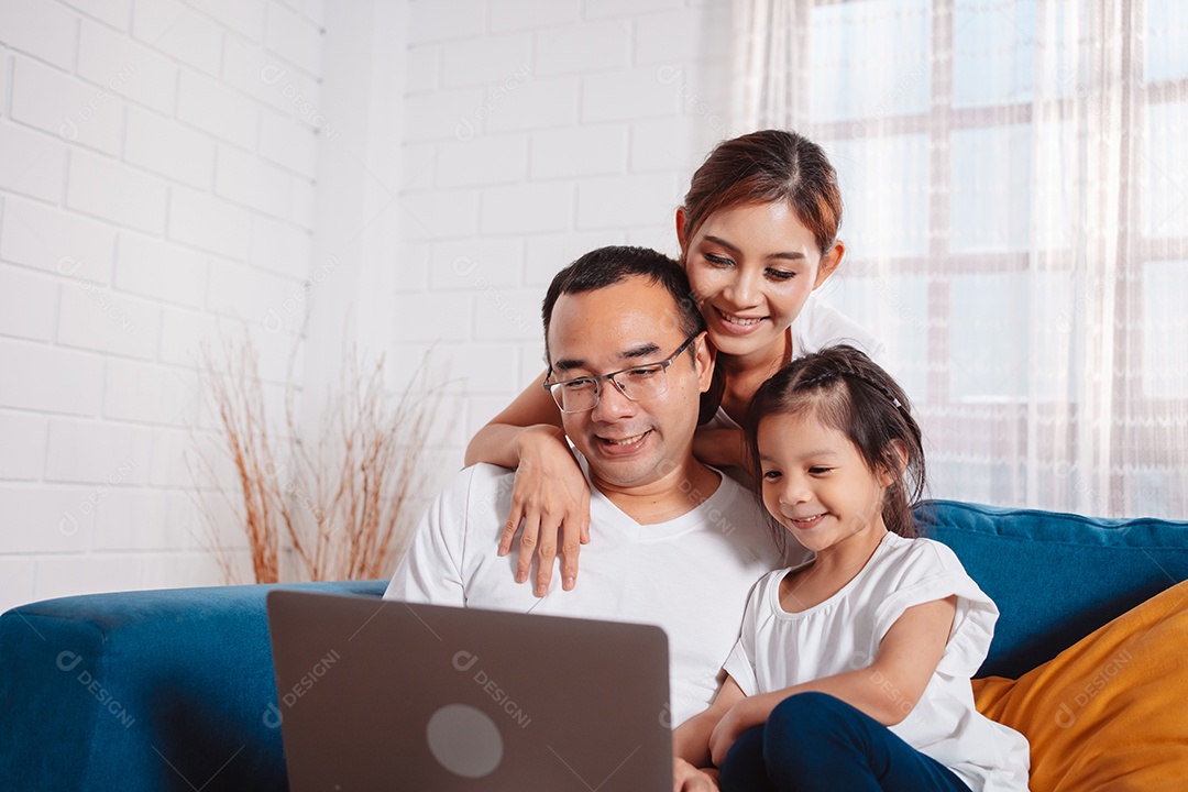 Pais de família planejando seguro para filha pelo computador laptop