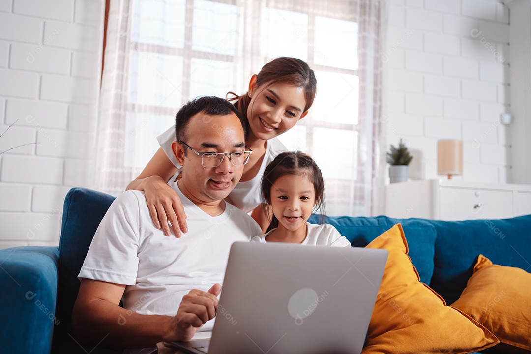 Pais de família planejando seguro para filha pelo computador laptop