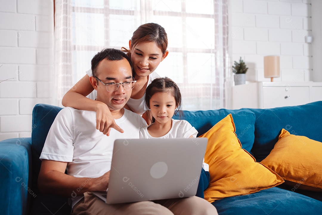 Pais de família planejando seguro para filha pelo computador laptop