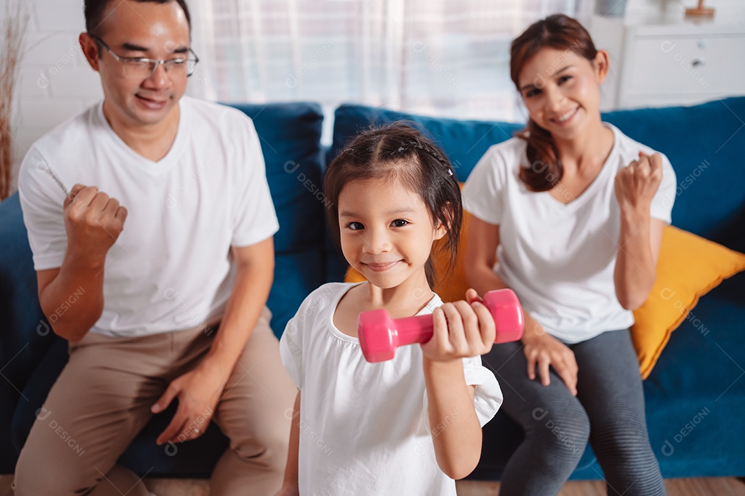 Família composta por pais e filhas se exercitando juntos em casa.