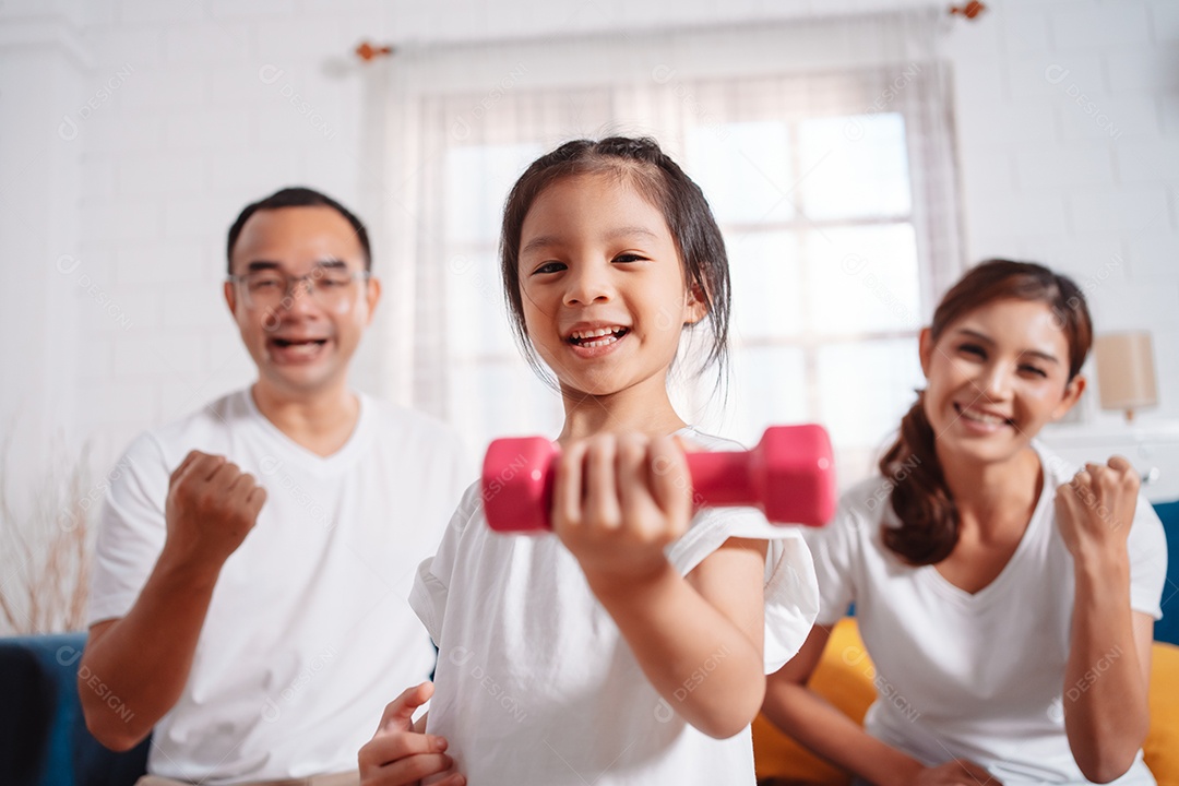 Família composta por pais e filhas se exercitando juntos em casa.