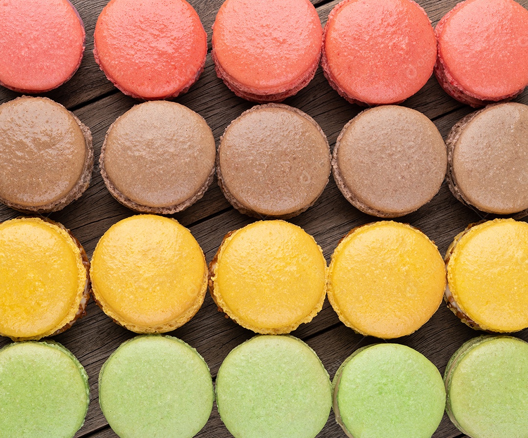 Close up de macarons sortidos, vários sabores.