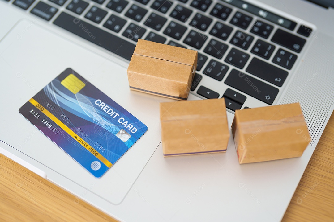 Caixas com cartão de crédito em um laptop. compras on-line