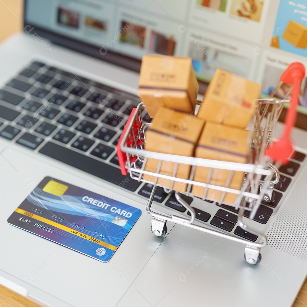Caixas com cartão de crédito em um laptop. compras on-line