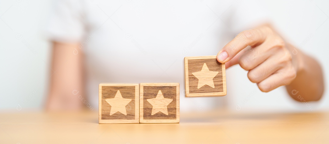 mão segurando o bloco Star. O cliente escolhe a classificação para comentários de usuários. Qualidade, classificação de serviço