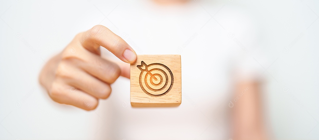 mão segure o bloco de dardos com objetivo de negócios, estratégia, alvo, missão, ação, objetivo