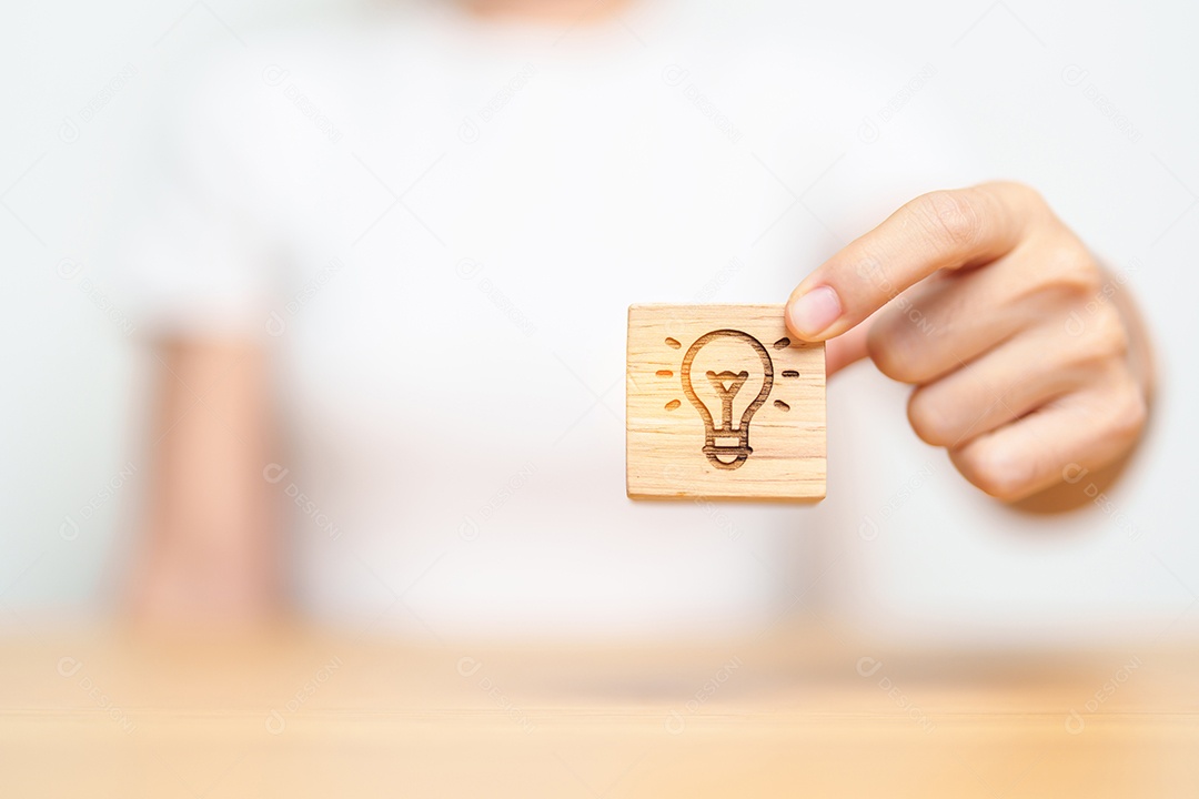 mão segure o bloco de lâmpada com ideia de negócio, estratégia, inovação, criatividade, aprendizagem