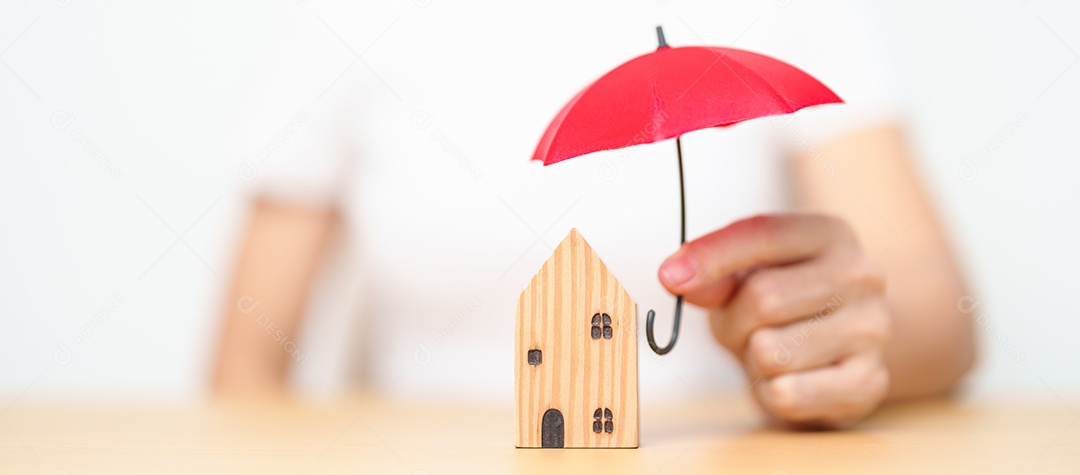 Mão de mulher de negócios segurando guarda-chuva vermelho capa de madeira modelo Home.