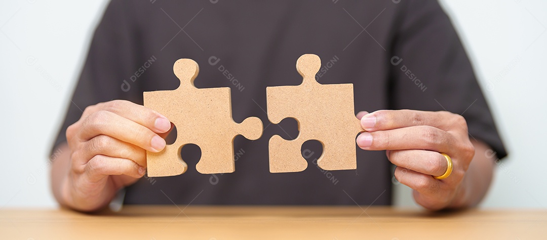 Mão conectando peça de quebra-cabeça de casal. Conceitos de resolução de negócios, missão, desafio