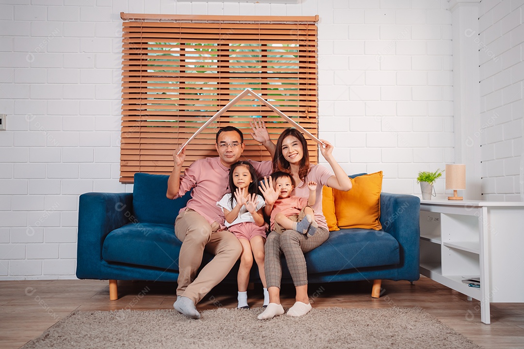 Telhado de seguro doméstico da família feliz protegendo a casa e a filha.