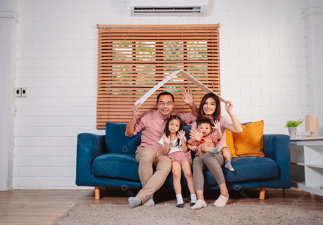 Telhado de seguro doméstico da família feliz protegendo a casa e a filha.