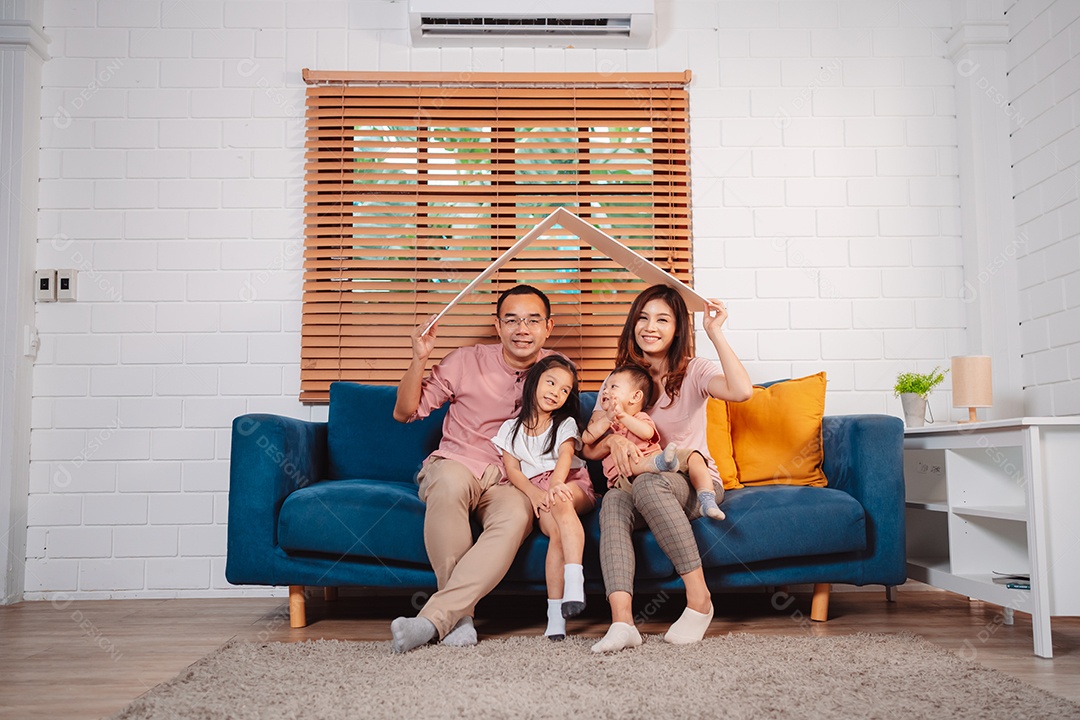 Telhado de seguro doméstico da família feliz protegendo a casa e a filha.