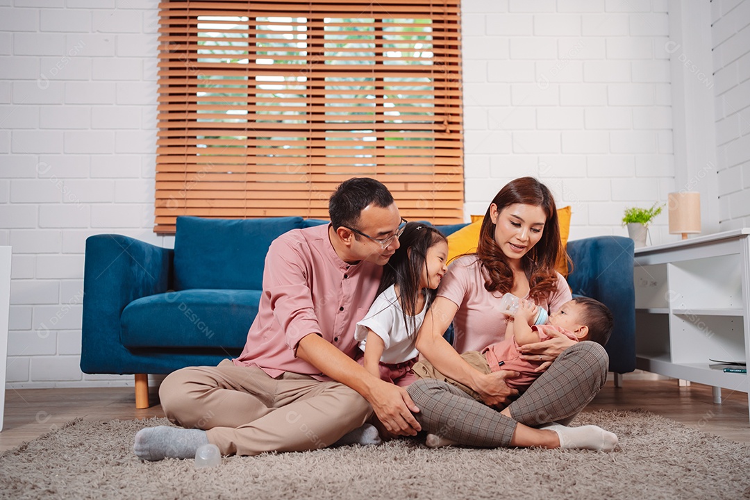 Telhado de seguro doméstico da família feliz protegendo a casa e a filha.