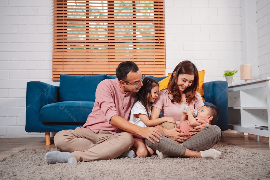 Telhado de seguro doméstico da família feliz protegendo a casa e a filha.