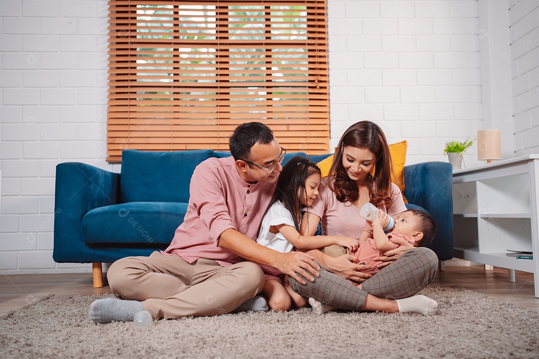 Telhado de seguro doméstico da família feliz protegendo a casa e a filha.