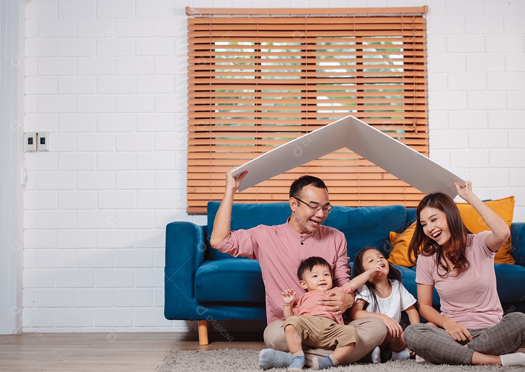 Telhado de seguro doméstico da família feliz protegendo a casa e a filha.