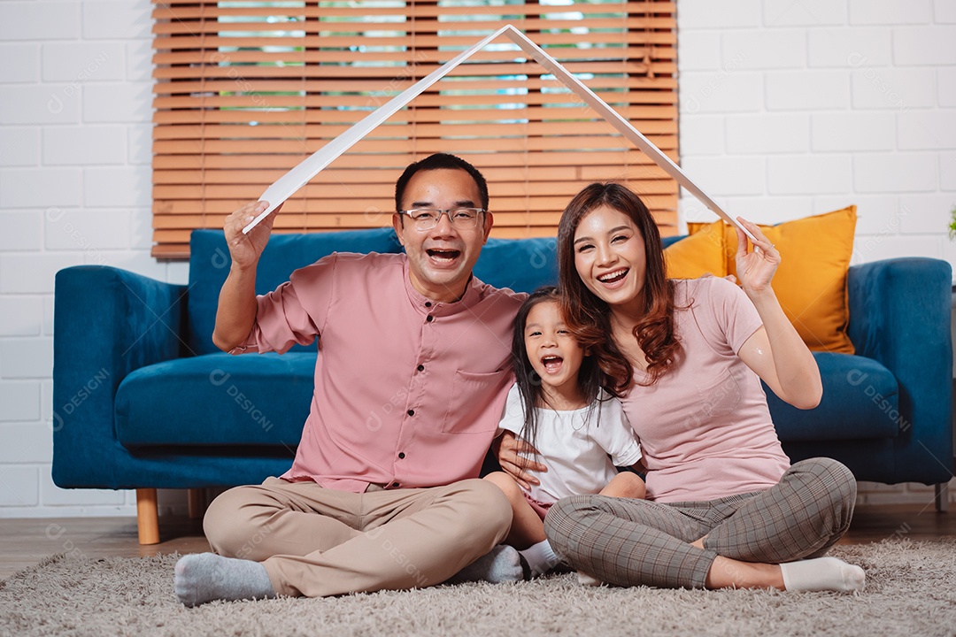 Telhado de seguro doméstico da família feliz protegendo a casa e a filha.