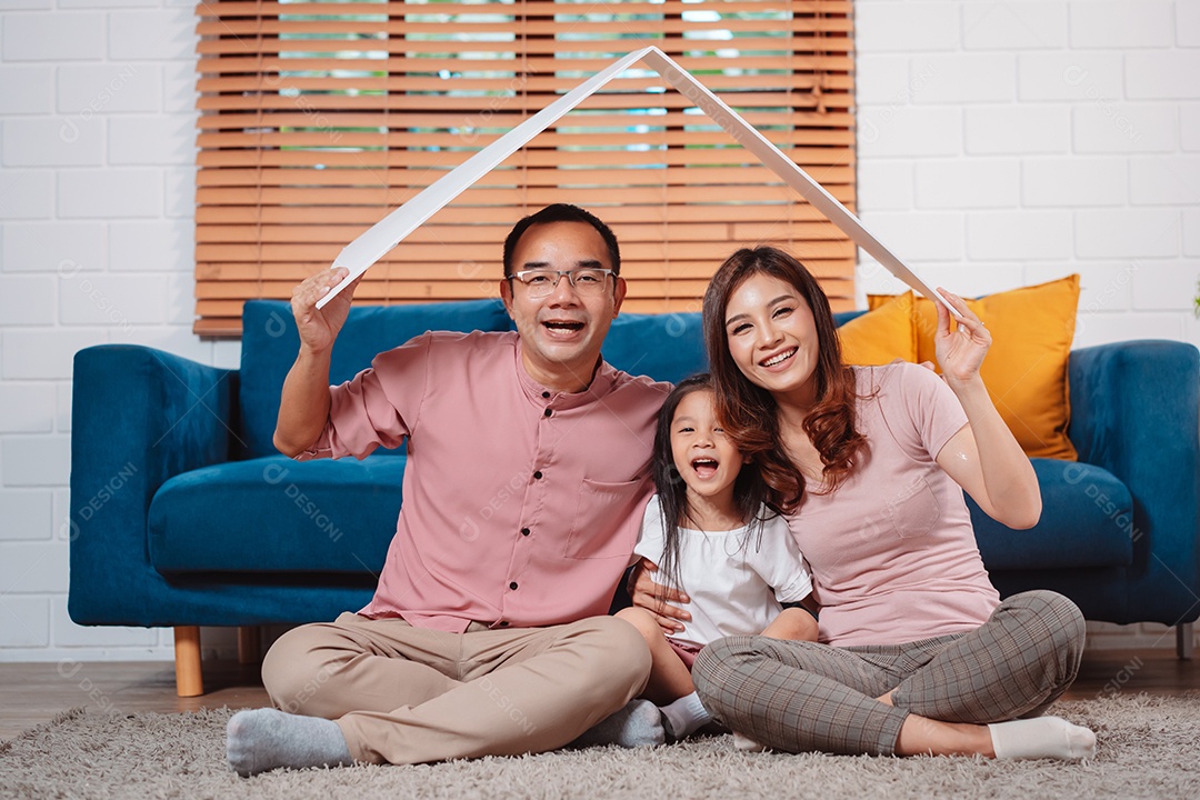 Telhado de seguro doméstico da família feliz protegendo a casa e a filha.