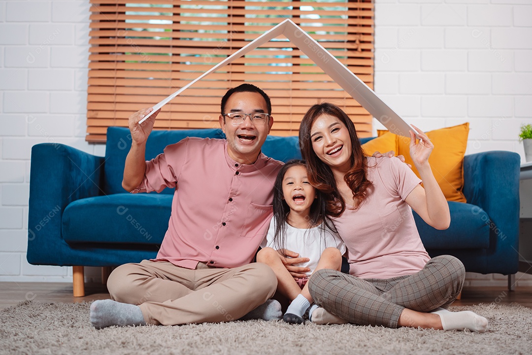 Telhado de seguro doméstico da família feliz protegendo a casa e a filha.