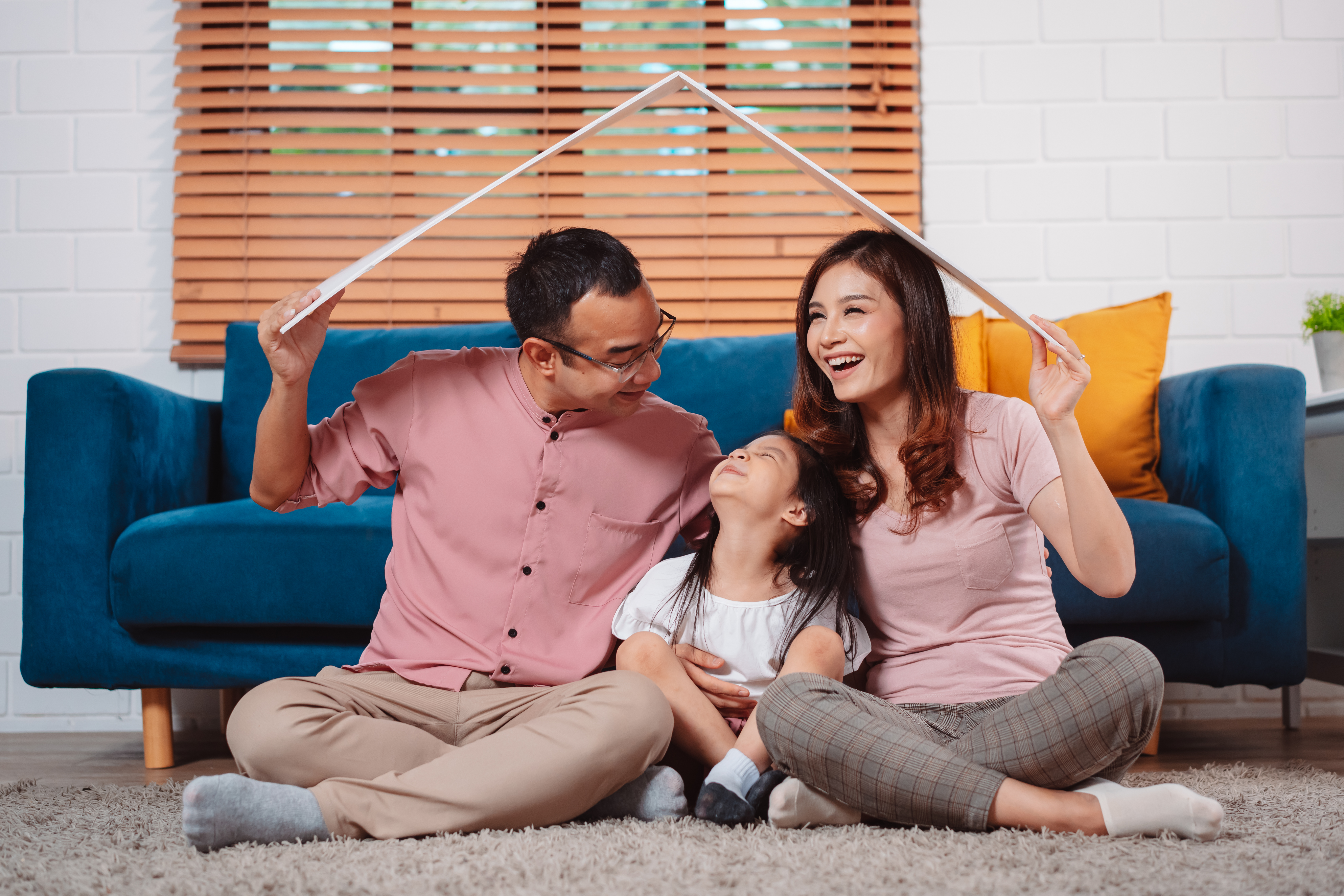 Telhado de seguro doméstico da família feliz protegendo a casa e a filha.