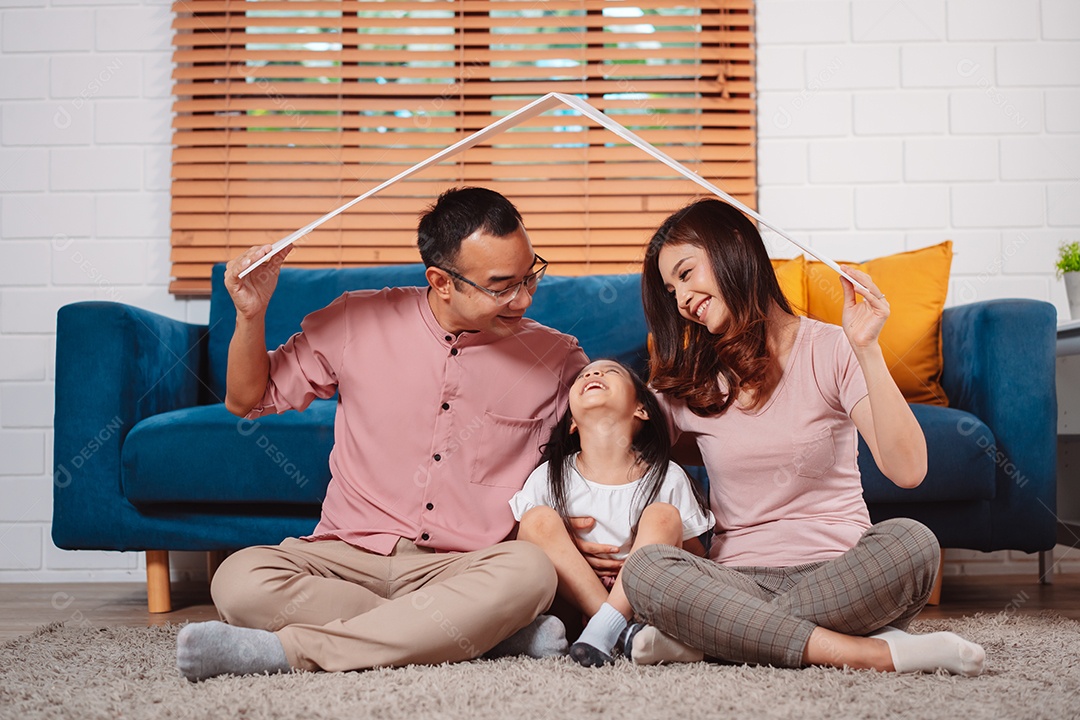 Telhado de seguro doméstico da família feliz protegendo a casa e a filha.