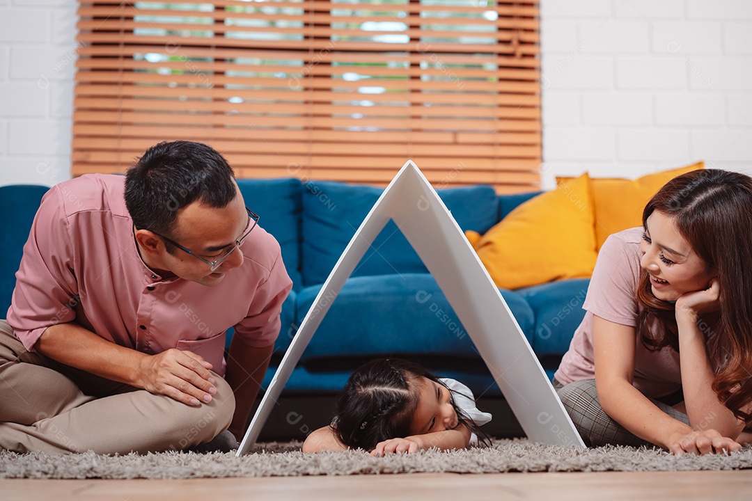 Telhado de seguro doméstico da família feliz protegendo a casa e a filha.