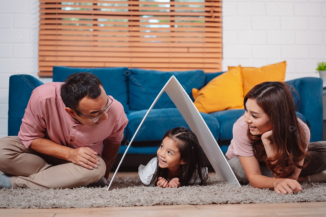 Telhado de seguro doméstico da família feliz protegendo a casa e a filha.