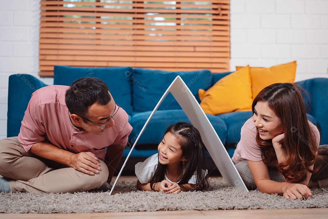 Telhado de seguro doméstico da família feliz protegendo a casa e a filha.