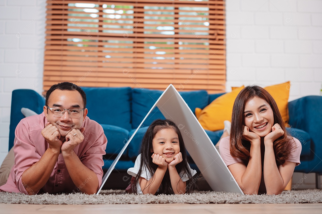 Telhado de seguro doméstico da família feliz protegendo a casa e a filha.