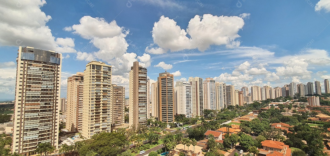 Famosa avenida principal da cidade de Ribeirão Preto, no estado de São Paulo, com Skyline em dia nublado