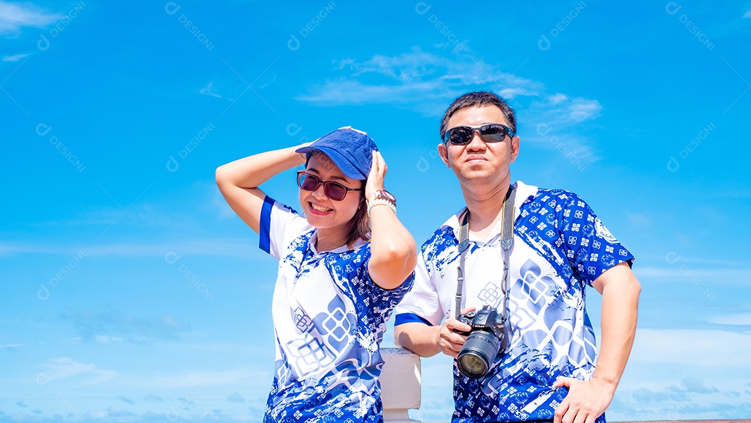 Lindo casal de turistas na praia