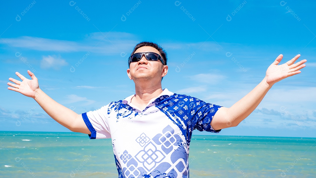 Homem sorridente turista na praia