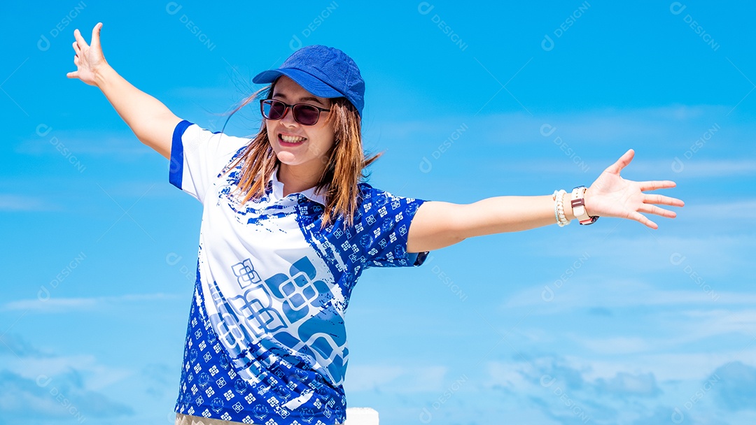 Mulher sorridente turista na praia