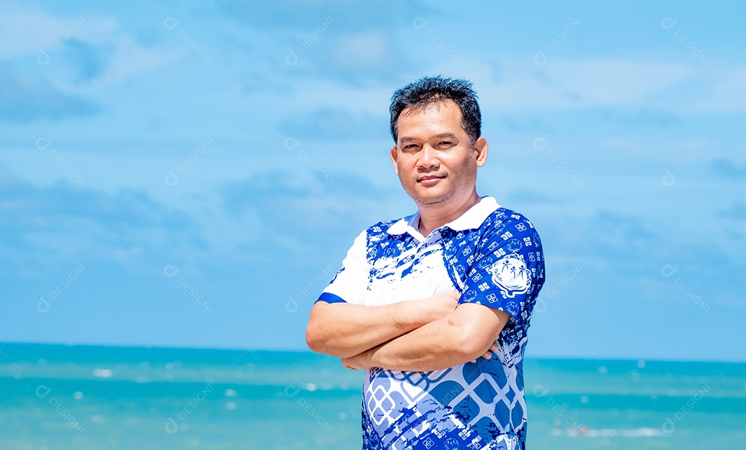 Homem sorridente turista na praia