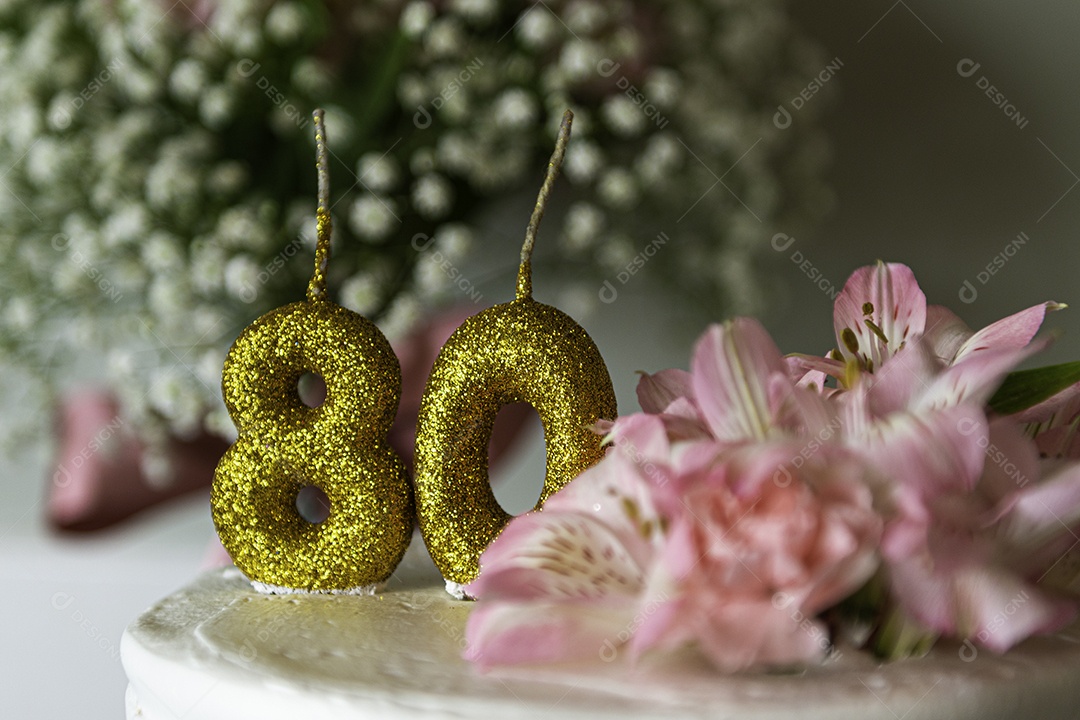 Bolo de aniversario de uma pessoa de 80 anos