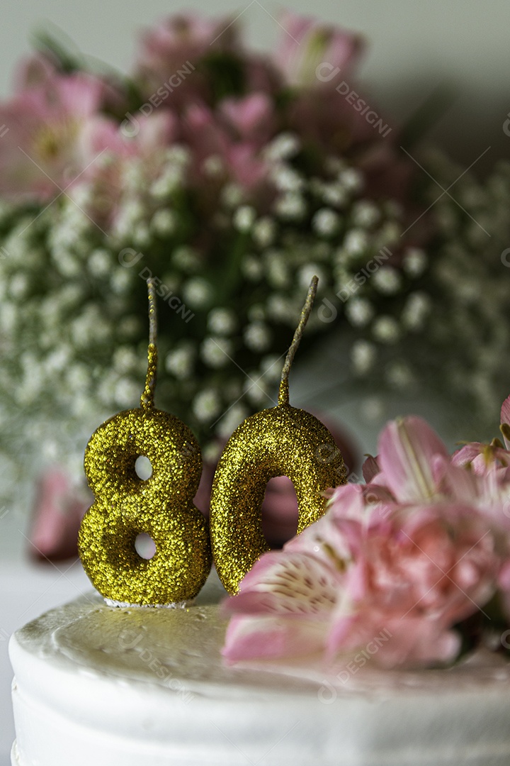 Bolo de aniversario de uma pessoa de 80 anos