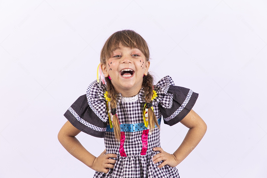 Menina fofa com vestido de festa junina