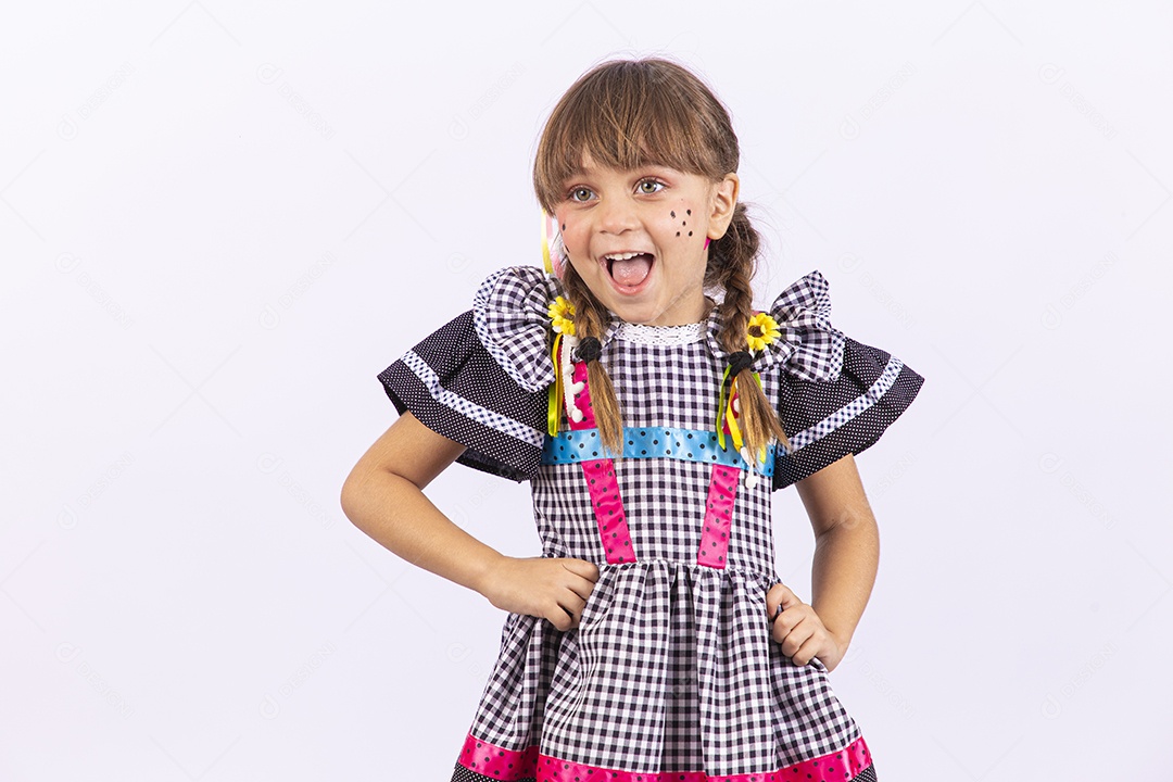 Menina fofa com vestido de festa junina