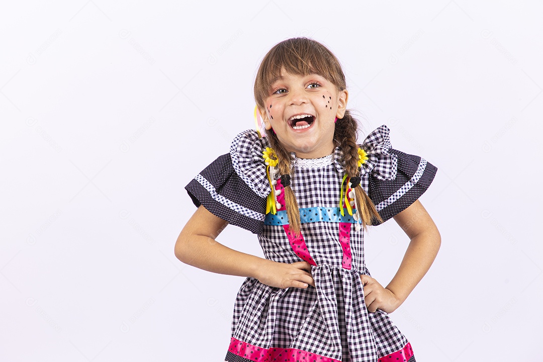 Menina fofa com vestido de festa junina