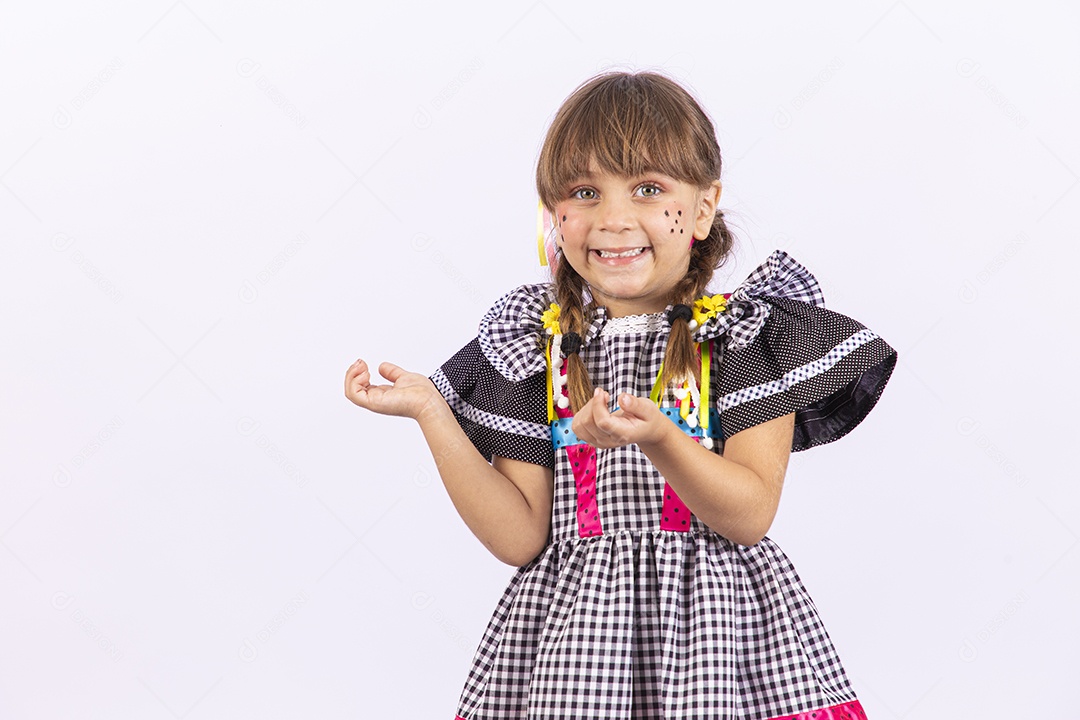 Menina fofa com vestido de festa junina