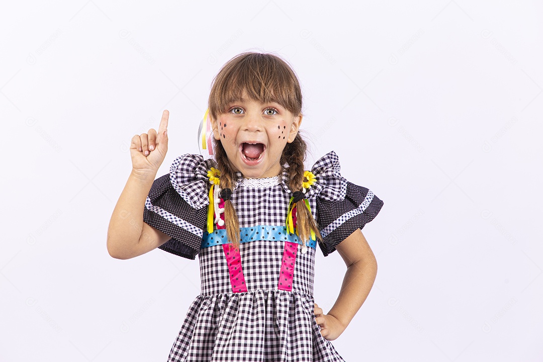 Menina fofa com vestido de festa junina