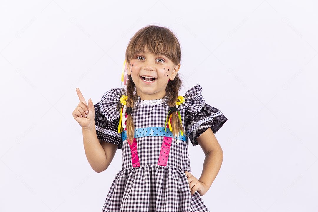 Menina fofa com vestido de festa junina