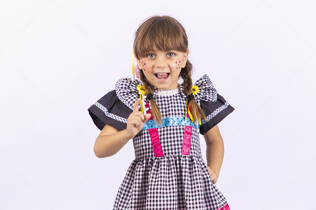 Menina fofa com vestido de festa junina