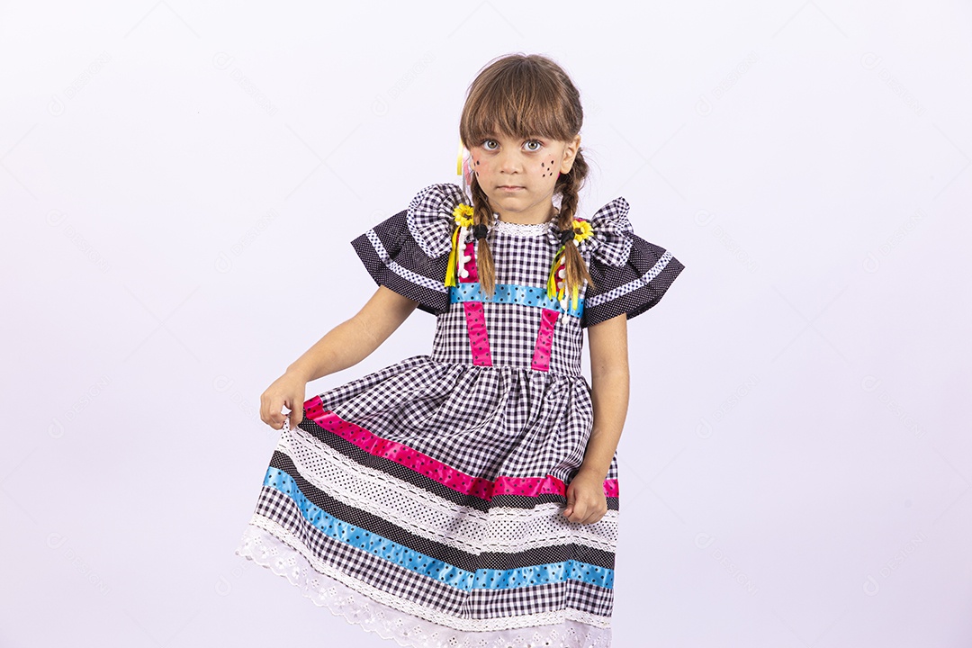 Menina fofa com vestido de festa junina