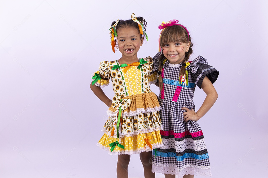 Meninas fofas com vestido de festa junina
