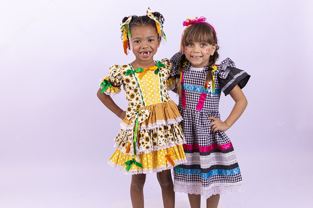 Meninas fofas com vestido de festa junina