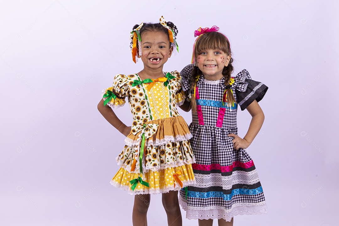 Meninas fofas com vestido de festa junina